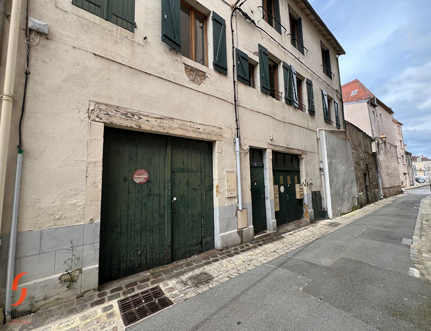 A Vendre Immeuble 6 appartements. Rapport : 24 555