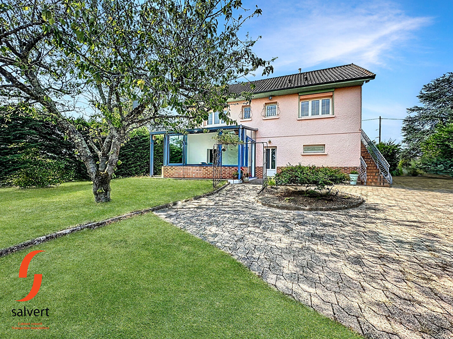 Maison 4 chambres sur parc de 2 062 m² avec hangar