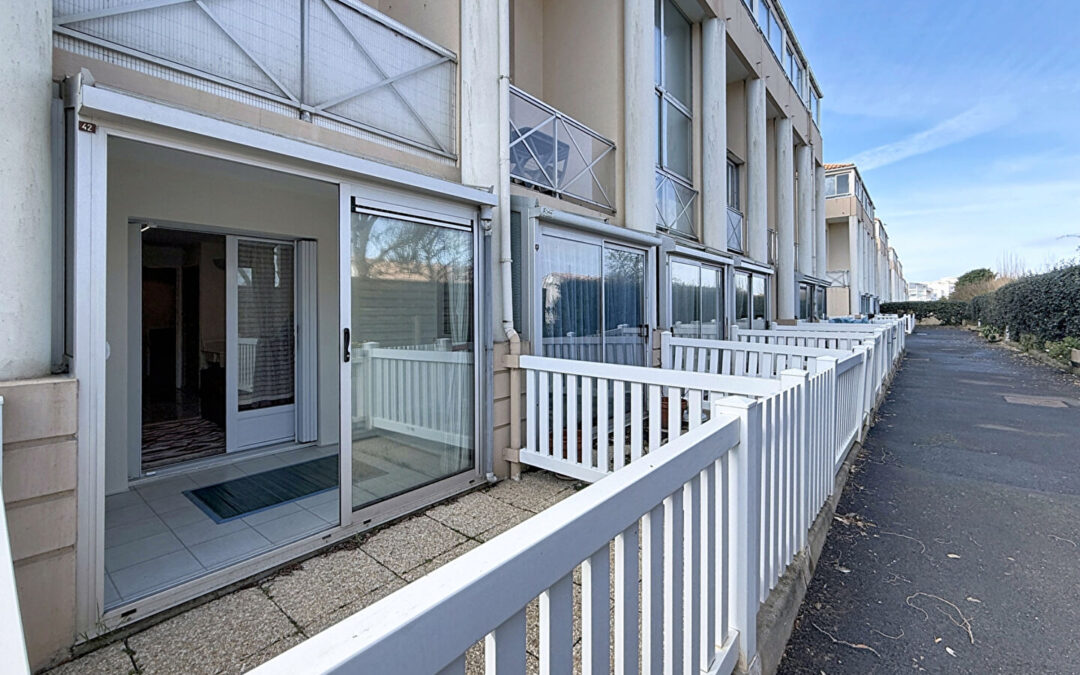 Studio meublé à la Corniche d&rsquo;Or – 22,73m² avec véranda, terrasse et Garage – ST HILAIRE DE RIEZ