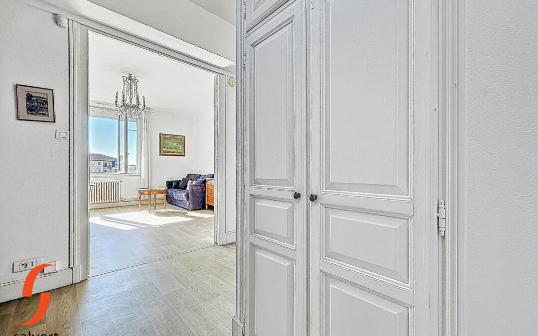 A vendre, appartement 2 chambres, ascenseur et garage.