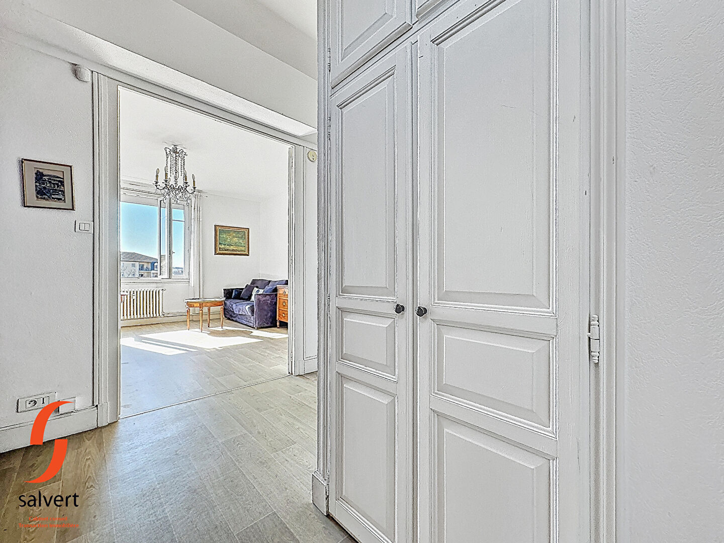 A vendre, appartement 2 chambres, ascenseur et garage.