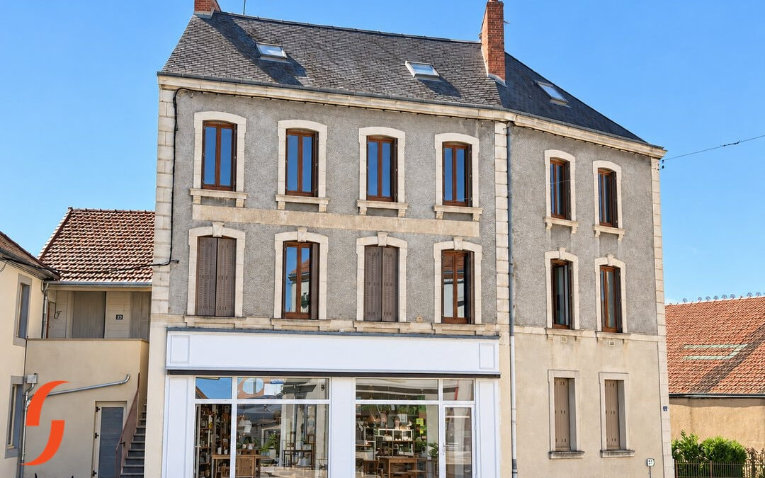 A vendre, Immeuble comprenant 5 appartements et 1 commerce.